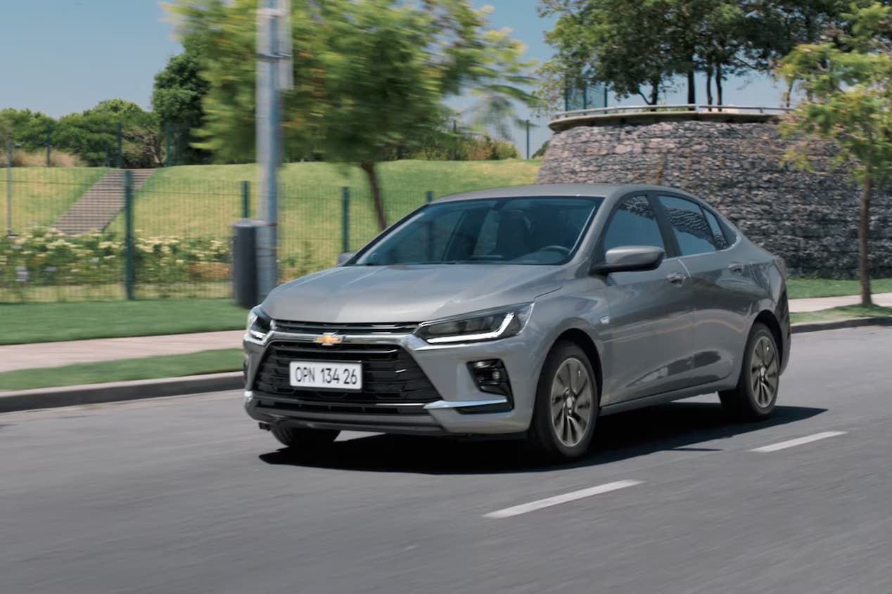 O novo Chevrolet Onix Plus 2026 chega ao mercado em cenário de controvérsias e com a garantia de economia