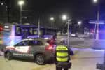 SP - SP/ATAQUE/ÔNIBUS/POLÍCIA/INVESTIGAÇÃO/CASOS/QUEDA - GERAL - Policiais militares reforçam a segurança na esquina da Av. Eng. Armando de Arruda Pereira com a R. Cel Luís de   Faria e Sousa após atos de vandalismo contra ônibus, no Jabaquara, na zona sul de São Paulo, nesta sexta-feira, 4.   Nesta quinta-feira, a Secretaria da Segurança Pública iniciou reforço de policiamento nos corredores, garagens e   terminais de ônibus. Desde o dia 12 de junho, as operadoras já somam 247 ônibus vandalizados.   04/07/2025 - Foto: ALEX SILVA/ESTADÃO CONTEÚDO