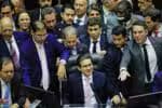 DF - BOLSONARO/STF/PRISÃO DOMICILIAR/OPOSIÇÃO/OBSTRUÇÃO - POLÍTICA - Após dois dias de obstrução protagonizada pela oposição na Câmara dos Deputados, o presidente da Casa, Hugo Motta     (c), retoma a cadeira para abrir a sessão plenária proposta para a noite desta quarta-feira, 6, em Brasília. Houve       resistência por parte dos bolsonaristas que, inicialmente, não queiram deixar o presidente iniciar os trabalhos. A       sessão foi iniciada e encerrada após discurso de Motta que deu um recado aos oposicionistas: "País deve estar em       primeiro lugar e não projetos pessoais".       06/08/2025 - Foto: WILTON JUNIOR/ESTADÃO CONTEÚDO