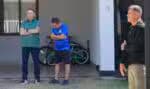 DF - BOLSONARO/STF/JULGAMENTO/RESIDÊNCIA/ACENO  - POLÍTICA - O ex-presidente Jair Messias Bolsonaro   fez uma aparição de cerca de 20 minutos   nesta quinta-feira, 11 de setembro de   2025, no quintal da casa onde cumpre   prisão domiciliar, em Brasí­lia (DF). A   Primeira Turma do Supremo Tribunal   Federal (STF) pode formar maioria hoje   para condená-lo na ação que apura   tentativa de golpe de estado. Bolsonaro   evitou responder perguntas sobre o   ministro Luiz Fux, que ontem votou por   absolvê-lo.   11/09/2025 - Foto: WILTON JUNIOR/ESTADÃO CONTEÚDO