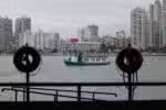 SP - LITORAL PAULISTA/EMBARCAÇÕES/TRAVESSIA - GERAL - Embarcações realizam a travessia   Santos-Guarujá pelo Estuário de Santos,   no litoral sul de São Paulo, nesta   sexta-feira, 5 de setembro de 2025. O   leilão que ocorrerá hoje, na sede da B3   em São Paulo, definirá os próximos   passos da construção do túnel que   ligará as duas cidades.     05/09/2025 - Foto: NINO CIRENZA/ATO PRESS/ESTADÃO CONTEÚDO