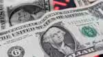SP - MERCADO/DÓLAR/FECHAMENTO - ECONOMIA - Notas de Dólar junto e dados financeiros da Bolsa de Valores. O real segue em baixa frente o dólar no mercado à   vista, acompanhando o sinal positivo da divisa americana frente outras moedas emergentes. Há preocupações renovadas   sobre o impacto econômico das tarifas do presidente dos EUA, Donald Trump e as commodities recuam também. Em 2 de   abril entram em vigor as tarifas recíprocas americanas.   21/03/2025 - Foto: CRIS FAGA/DRAGONFLY PRESS/ESTADÃO CONTEÚDO