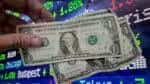 SP - MERCADO/DÓLAR - ECONOMIA - Após fechar a quinta-feira, 3, no menor valor em quase seis meses, o dólar disparou nesta sexta-feira, 4, e voltou   a superar R$ 5,80, acompanhando a onda de valorização da moeda norte-americana no exterior, em especial na   comparação com divisas emergentes e de países exportadores de commodities.   04/04/2025 - Foto: CRIS FAGA/DRAGONFLY PRESS/ESTADÃO CONTEÚDO
