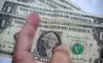 SP - MERCADO/DÓLAR - ECONOMIA - Imagem ilustrativa sobre o dólar americano produzida nesta segunda-feira, 7. O dólar avançou com força pelo segundo   pregão consecutivo no mercado local nesta segunda-feira, 7, e fechou acima de R$ 5,90 pela primeira vez desde fins   de fevereiro. O dia foi marcado por nova rodada de fortalecimento da moeda norte-americana no exterior, em especial   na comparação com divisas emergentes, diante de sinais de acirramento da guerra comercial.   07/04/2025 - Foto: CRIS FAGA/DRAGONFLY PRESS/ESTADÃO CONTEÚDO