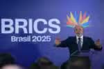 RJ - RIO/BRICS/CÚPULA/LULA/COLETIVA - INTERNACIONAL -  O presidente Luiz Inácio Lula da Silva concede entrevista coletiva após o encerramento da 17ª Cúpula dos Brics, o     grupo de países que reúne as principais economias emergentes do mundo, como Brasil, Rússia, Índia, China e África     do Sul, no Museu de Arte Moderna (MAM), no centro da cidade do Rio de Janeiro (RJ), nesta segunda-feira, 7 de julho     de 2025. Lula afirmou que o presidente dos Estados Unidos, Donald Trump, não deveria ficar ameaçando presidentes de     outros países através da internet. Lula comparou as negociações de paz para encerrar a guerra entre Rússia e   Ucrânia a movimentos de greve, em seu discurso antes da coletiva de imprensa ao final da cúpula do Brics, que   ocorreu ontem e hoje no Rio. "Não sei o que vai acontecer se não houver alguém capaz de mediar e dizer que não será   tudo o que Zelensky quer, mas que também não será tudo o que o Putin quer para acabar com a guerra", disse.   07/07/2025 - Foto: RENAN AREIAS/ENQUADRAR/ESTADÃO CONTEÚDO