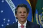 DF - EUA/TRUMP/TARIFAS/BRASIL/PLANO/LULA - POLÍTICA - O ministro da Fazenda, Fernando Haddad, durante cerimônia de assinatura da "Medida Provisória Brasil Soberano", que   traz um conjunto inicial de ações para proteger empresas e trabalhadores brasileiros dos efeitos da sobretaxa   imposta pelo governo dos Estados Unidos, no Palácio do Planalto, em Brasília, nesta quarta-feira, 13 de agosto de   2025.    13/08/2025 - Foto: FáTIMA MEIRA/ENQUADRAR/ESTADÃO CONTEÚDO