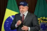 DF - LULA/REUNIÃO MINISTERIAL  - POLÍTICA - O presidente Luiz Inácio Lula da Silva (PT) usa um boné com a inscrição "O Brasil   é dos Brasileiros" durante reunião realizada no Palácio do Planalto, em Brasília,   nesta terça-feira, 26 de outubro de 2025. Lula disse nesta terça-feira, 26, que o   presidente dos Estados Unidos, Donald Trump, continua agindo como um imperador e   fazendo ameaças ao mundo inteiro. "É uma coisa descabida", disse Lula no início da   reunião ministerial.   26/08/2025 - Foto: FáTIMA MEIRA/ENQUADRAR/ESTADÃO CONTEÚDO