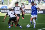 MG - BRASILEIRO FEMININO/CRUZEIRO CORINTHIANS - ESPORTES - Byanca Brasil, do Cruzeiro, é marcada por duas adversárias durante Cruzeiro x Corinthians, partida válida pela final do Campeonato Brasileiro Feminino 2025, realizada a ARENA INDEPENDÊNCIA em Belo Horizonte, MG. 07/09/2025 - Foto: DUDU MACEDO/FOTOARENA/FOTOARENA/ESTADÃO CONTEÚDO