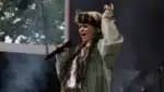 Lola Young desmaia no palco em festival de Nova York (vídeo)