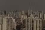 SP - CLIMA/SP/QUEIMADAS/FUMAÇA - GERAL - Tempo seco e camada de poluição e     fumaça que encobre o céu na cidade de     São Paulo, na manhã desta quinta-feira,     12 de setembro de 2024. Essa condição     meteorológica aumenta     significativamente os riscos à saúde,     principalmente em se tratando de     doenças respiratórias e pulmonares. O     CGE da Prefeitura de São Paulo     recomenda a ingestão de bastante     líquido, proteger-se do sol e evitar     atividades físicas ao ar livre entre 11     e 17 horas. Sempre que possível,     umidificar os ambientes internos     utilizando vaporizadores, toalhas     molhadas e recipientes com água.      12/09/2024 - Foto: FÁBIO VIEIRA/FOTORUA/ESTADÃO CONTEÚDO