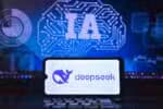 RJ - TECNOLOGIA/IA/DEEPSEEK/CHATBOT/LANÇAMENTO - VARIEDADES - Imagem ilustrativa da startup chinesa DeepSeek produzida nesta quarta-feira (29), no Rio de Janeiro. A empresa     lançou na semana passada um chatbot de inteligência artificial (IA) generativa comparável aos modelos da OpenAI -   ou até superior em algumas performances - e com recursos menores, utilizando chips menos avançados. Desde o   lançamento, os modelos R1 e V3 conquistaram uma onda de consumidores que levaram a DeepSeek ao topo da Apple App   Store no fim de semana, além de alcançarem o topo em rankings de chatbots IA.   29/01/2025 - Foto: SAULO ANGELO/THENEWS2/ESTADÃO CONTEÚDO