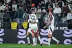 SP - BRASILEIRÃO/CORINTHIANS X FLAMENGO - ESPORTES - Jogadores do Flamengo comemoram o gol de Luiz Araújo na partida entre Corinthians e Flamengo válida pela 25ªrodada   do Campeonato Brasileiro 2025, na Neo Química Arena, em São Paulo, na noite deste domingo (28).  O Flamengo venceu   por 2 a 1.   28/09/2025 - Foto: RONALDO BARRETO/THENEWS2/ESTADÃO CONTEÚDO