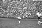 Brasil, São Paulo, SP, 29/09/1974. O jogador  Pelé (e), do Santos,  e o zagueiro Baldochi, do Corinthians, durante jogo válido pelo Campeonato Paulista de Futebol, realizado no estádio do Pacaembu, zona oeste da cidade. Este foi o último confronto do Rei do Futebol contra o rival Corinthians, e o jogador saiu antes do final da partida após se contundir. A equipe santista perdeu por 1 a 0 com anotado por Rivelino. Contato: 01.004.59 Negativo: 746718 - Crédito:ARQUIVO/ESTADÃO CONTEÚDO/AE/Codigo imagem:59244