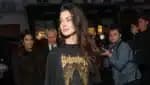 Anne Hathaway escolhe look ousado em desfile da Balenciaga em Paris