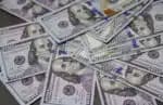 Ibovespa avança e dólar recua com foco em MP do IOF e ata do Fed