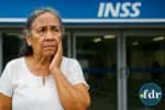Aposentado continua trabalhando e mantém benefício? Saiba como evitar riscos