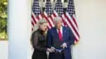 Trump entrega Medalha Presidencial da Liberdade a Kirk; viúva recebe honraria